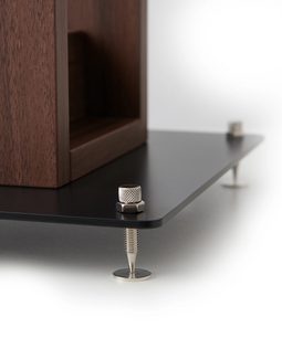Suport pentru boxe Norstone Design Alva plus nuc, vedere de aproape, bază neagră, picioare metalice reglabile, structură din lemn