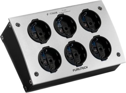 Furutech e-TP60E multiprise med 6 svarte strømuttak på grå metallboks, sett forfra i lett skrånende vinkel