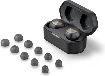 Bezdrátová sluchátka Astell&Kern AK UW100 MKII v černé barvě, nabíjecí pouzdro, pohled zepředu a shora, včetně silikonových nátrubků