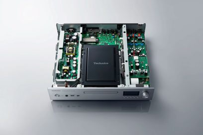 Reproductor de CD Technics SL-G700M2 de color plateado abierto, vista interior de componentes electrónicos, circuitos impresos verdes y mecanismos