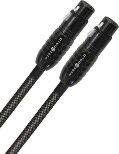 To sølvfarvede XLR-kabler fra Wireworld Silver Eclipse 8 med sølvfarvede stik, flettede kabler, fotograferet forfra