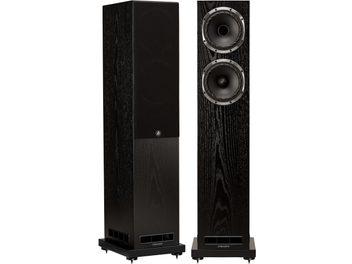To sorte Fyne Audio F501S gulvhøjttalere i træ, set forfra, den ene med frontstof, den anden med 2 højttalere, frontporte