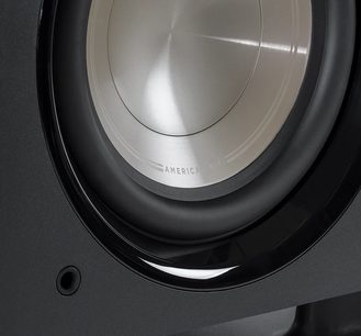 Polk Audio HTS 10 sort baskabin, nærbillede forfra, børstet aluminiumskegle, indgraveret "AMERICA"-logo