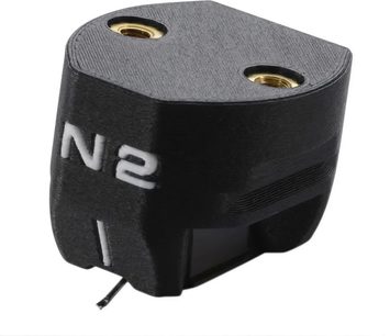 Testina per giradischi ClearAudio N2 nera, vista ravvicinata con due inserti dorati e diamante visibile