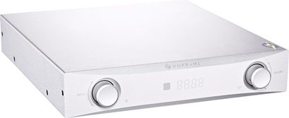 Integrierter Nuprime IDA-9 Hi-Fi-Verstärker in Silber, Aluminiumgehäuse, 3/4-Frontansicht, zwei Drehregler, zentrales Display