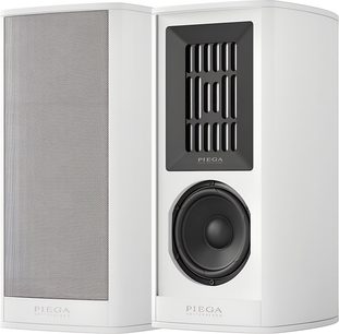 Colunas de estante Piega Coax 411 brancas, vista frontal, uma com grelha metálica e a outra com tweeter preto e woofer