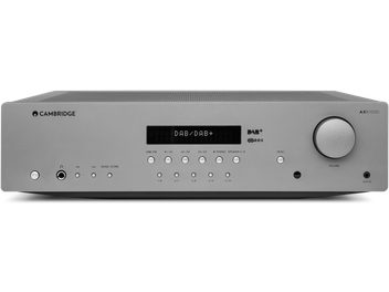 Cambridge Audion stereo-hifi-vahvistin AXR-100D hopeanharmaa, etupaneeli näytöllä, painikkeilla ja säätönupilla