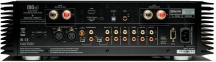 Bagside af Musical Fidelity M8xi integreret forstærker i sort med højttalerterminaler og mange digitale og analoge lydindgange