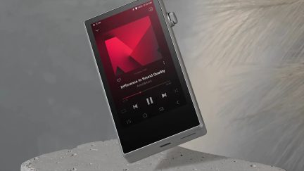 Stříbrný digitální audio přehrávač Astell&Kern s dotykovým displejem hudebního přehrávače a bočním ovládacím kolečkem