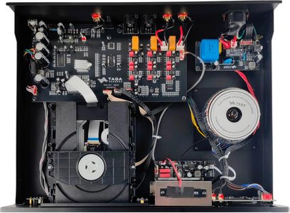 Lettore CD hi-fi TCD-70T argento, vista dall'alto interna, circuiti stampati neri, condensatori cilindrici, trasformatore circolare, cablaggio multicolore, meccanismo di lettura centrale