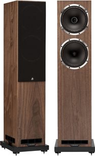 Par Fyne Audio F501S gulvhøjttalere i valnød, set forfra, én med sort frontgrill, to enheder, frontportet