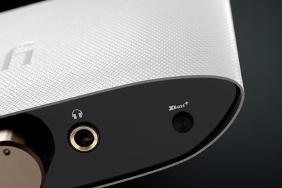 Juoda iFi Audio Zen Air Dac garso DAC keitiklio viršutinė dalis, rodanti 3,5 mm lizdą ir USB tipo B prievadą