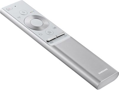 Sølvfarvet Samsung-fjernbetjening set ovenfra med knapper og navigationsknapper, Samsung-logo