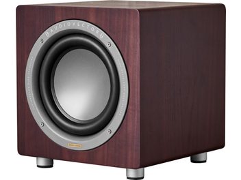 Subgrave AudioVector QR Sub SE en nogal, vista en tres cuartos desde el frente, caja cúbica de madera de nogal oscuro con veta visible, altavoz circular con membrana gris rodeada por un aro de aluminio, apoyado sobre cuatro patas cilíndricas metálicas