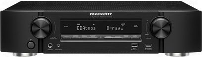 Marantz NR1608 sort hjemmebiografsforstærker, frontvisning, digitalt display, knapper og drejeknapper til justering, to hovedtelefonstik på forsiden