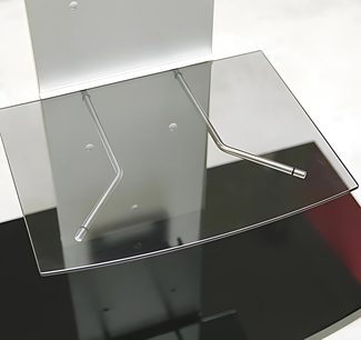 Erard Be Bop Twist 2496 lyd- og videomøbel i glas og metal, set ovenfra i fugleperspektiv, med buet glashylde