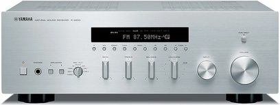 Srebrny przedni panel wzmacniacza stereo hi-fi Yamaha R-S500, wyświetlacz LCD, liczne przyciski i złącza