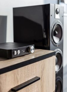 Octavio AMP sort hi-fi stereoforstærker, sort med lys træfront, nærbillede forfra, sølvfarvede knapper og lydstik