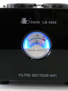 Multiprise Bada LB-5600 negra con voltímetro analógico redondo azul y rojo que indica 240 V en una esfera graduada de 0 a 300 V