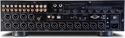 Domáci kinopredzosilňovač IOTAVX AVX17 v čiernom kovovom prevedení, zadný pohľad zobrazujúci rad symetrických XLR výstupov, rady farebných RCA konektorov, viacero HDMI, USB a RS-232 portov a sieťový vypínač