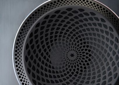 Στήλη ηχείων Paradigm Founder 120H σε μαύρο γυαλιστερό φινίρισμα, κοντινή όψη εμπρόσθιας όψης, μαύρη μεταλλική γρίλια με συγκεντρικό κυψελωτό μοτίβο