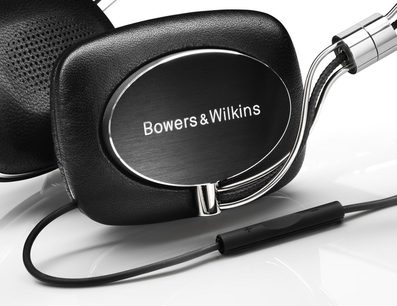 Åbent hi-fi hovedsæt Bowers & Wilkins P5 S2 sort, set fra venstre profil, liggende på jackstik, med navneskrift på ørestykke