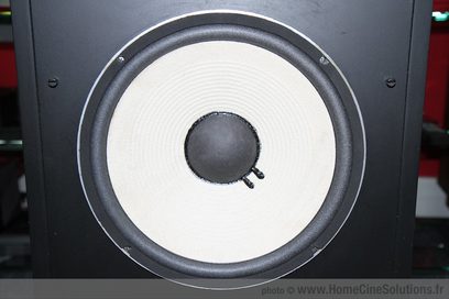 Hvid og sort JBL L150 højttaler, tæt forfra, hvid membran, sort diskant i midten, rund metalrist