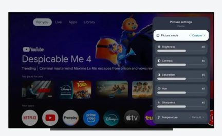 Fladskærms-tv med sort plastikramme og glasoverflade, set forfra, viser en farverig streaminggrænseflade med en grå sidemenu til billedindstillinger