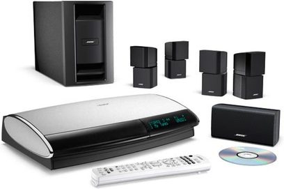 Bose Lifestyle 38 hjemmebiografsystem bestående af en DVD-afspiller, 5 sorte højttalere, en basreflekskabinet og en fjernbetjening
