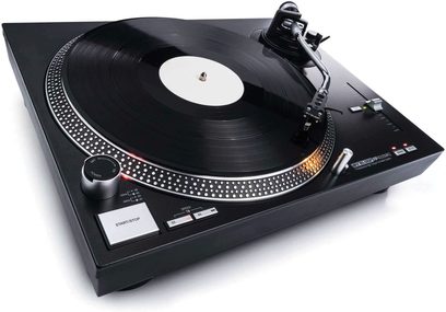 Gramofon Reloop RP 4000 MK2 v černé barvě, pohled shora v úhlu 45°, talíř, rameno s hlavou a ovládacími prvky