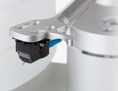 ClearAudio Stradivari v2 hõbedane metallist vinüülplaadimängija, lähivaatest plaadikäsivars ja pickup