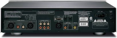 Widok z przodu odtwarzacza CD NAD M5, z przednimi złączami audio i kontrolkami, w czarnej metalowej obudowie