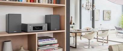 Denon RCD-N10 hvid high-fidelity system med højttalere, CD-afspiller, internetradio i en moderne og lys stue