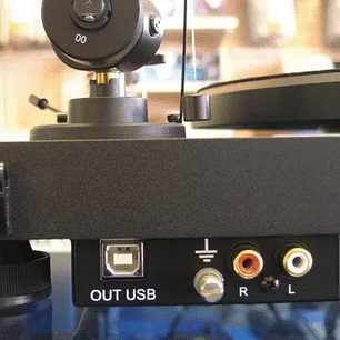 Platine vinyles hi-fi Pro-Ject Debut III Phono USB blanc avec connecteurs USB, RCA (R et L) et prise de terre visibles