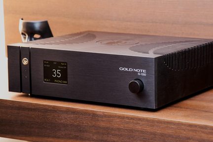 Fırçalanmış metal siyah hi-fi amplifikatör, üç çeyrek açıdan görünüm, solda dijital ekran, sağda ses seviyesi düğmesi, üstte havalandırma ızgaraları