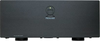 Primare A30.5 mkII effektforstærker, set forfra, mat sort front med logo, en knap og to grønne LED'er, på ensfarvet sort baggrund