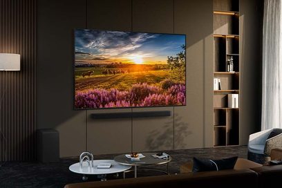Samsung TQ65Q64D 2024 Hochauflösungs-Fernseher, Frontansicht, an der Wand montiert, Landschaftsbild bei Sonnenuntergang