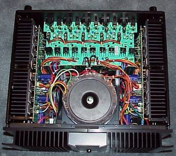 Amplificatore Rotel RMB-1095, vista interna dei componenti elettronici circuiti stampati verdi, trasformatore toroidale argentato centrale