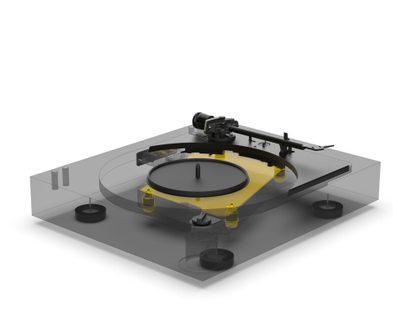 Perspektivische Ansicht eines Plattenspielers mit transparentem Chassis, schwarzem Rundteller, schwarzem Tonarm und gelben Elementen