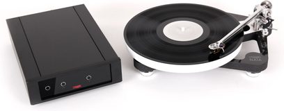 Hi-fi pladespiller Rega Naia med Aphelion 2 MC pickup, sort og hvidt cirkulært pladetallerken, sølvfarvet tonearm, sort rektangulært kabinet