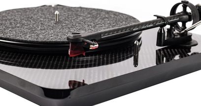 Sort Elipson Chroma Carbon pladespiller, tæt øjebliksbillede ovenfra af tonearmen i kulfiber