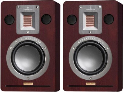 Par AudioVector QR Wall SE baghøjttalere i brun træ med mahogni-finish, set forfra med indbygget kobberbånd-diskant i børstet aluminiumsplade, to små runde diskanter med sort gitter, stor woofer med aluminiumsring og slidsformet basrefleks nederst