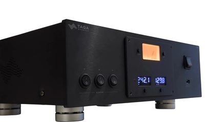 Taga Harmony PC-10000DC netstrømconditioner i sort, frontpanel med analogt VU-meter og blå digitale displays