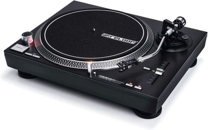 Černý gramofon Reloop RP 4000 MK2, pohled shora mírně ze strany, talíř, raménko s přenoskou, ovládací prvky