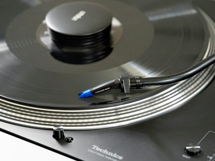 Gramofon Technics s černým ramenem a modrou jehlou Concorde Music, pohled shora