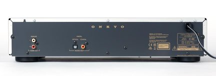 Zadní panel šedého kovového CD přehrávače, RCA výstupy L/R, optický, koaxiální, napájecí kabel vpravo