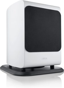 Canton Vento Sub 1 -mattavalkoinen subwoofer, kolmen neljäsosan kuvakulma, musta suojaritilä ja tumma jalusta