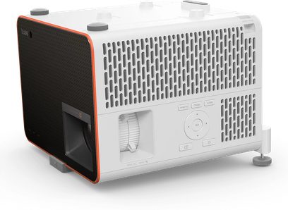 Проєктор Benq X3100i білий та помаранчевий, вид спереду та збоку, перфорована решітка, кнопки та роз'єми