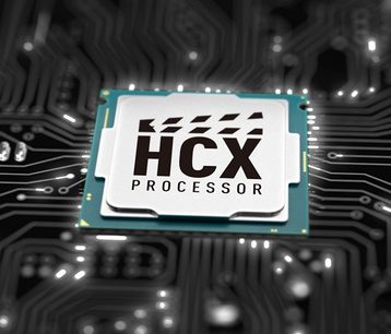 Indbygget HCX-processor på et printkredsløbskort med elektroniske komponenter, tæt på visning