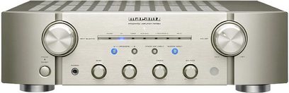 Wzmacniacz hi-fi stereo Marantz PM7004 w kolorze srebrno-złotym, widok z przodu, zbliżenie na panel przedni z przyciskami, pokrętłami i gniazdami